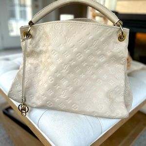 Louis Vuitton
Artsy leather handbag
Good condition